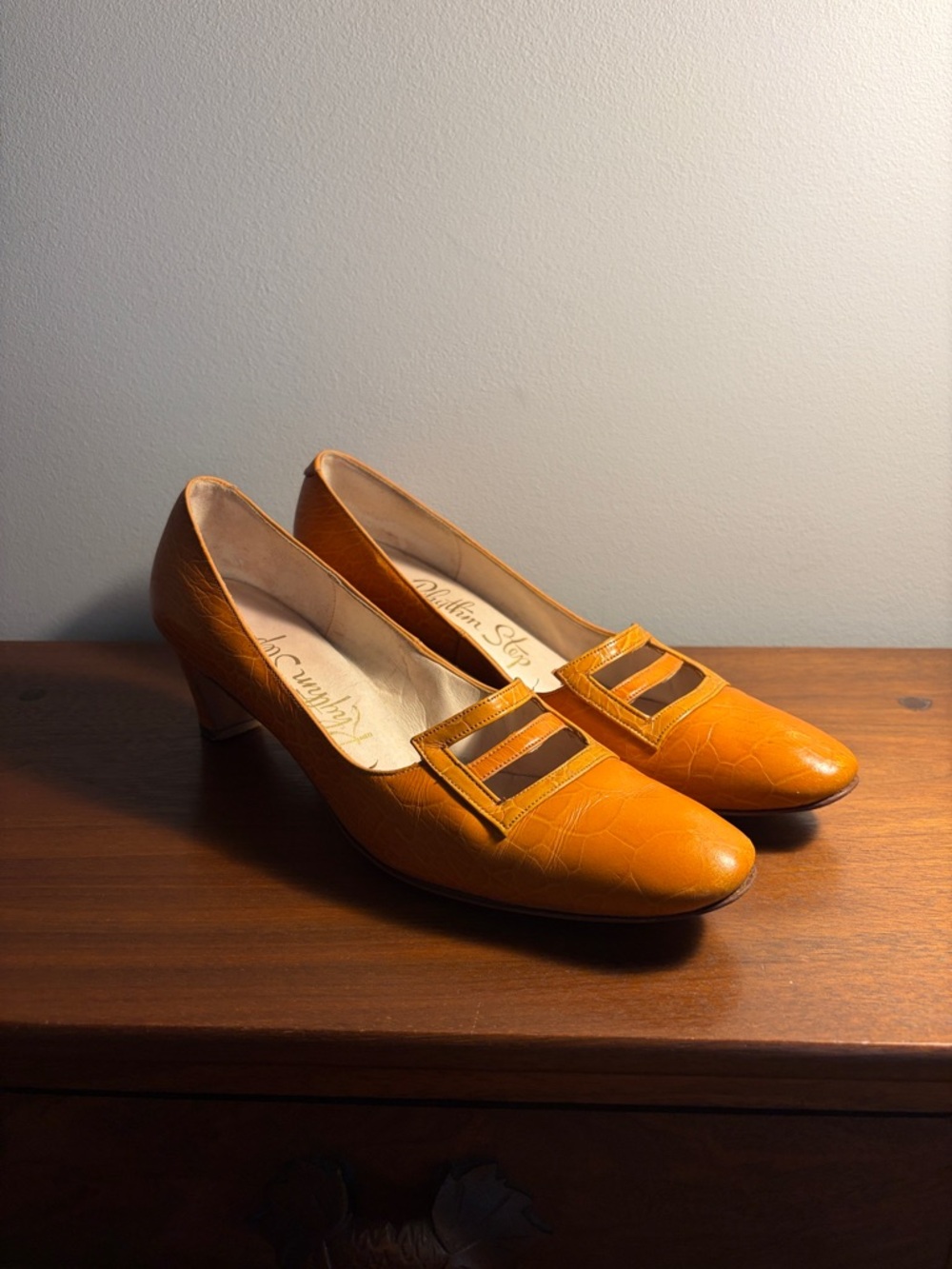 Vintage 1960s Rhythm Step Orange Embossed Leather Mod Pumps